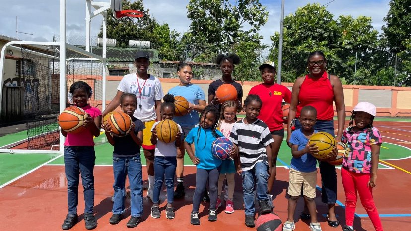 Rénovation du terrain de basket à La Boucan